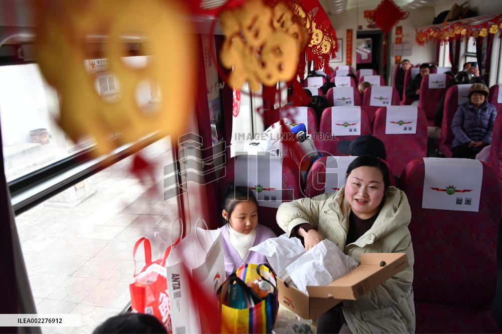 CHINA-GANSU-SLOW TRAIN-SPRING FESTIVAL-PREPARATION (CN)