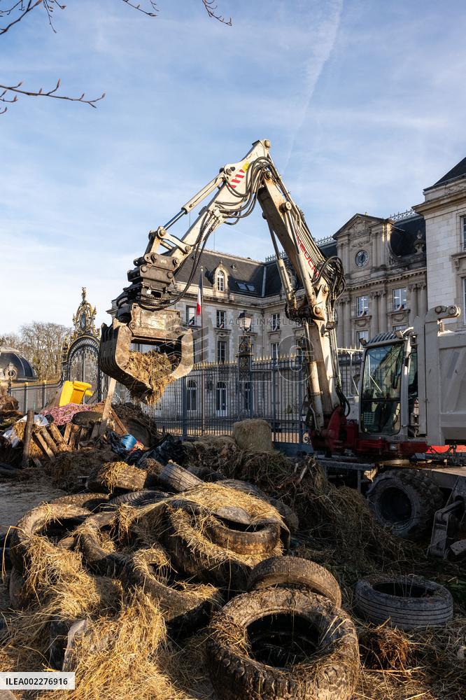 Cleaning Up After Farmers' Protests - Troyes