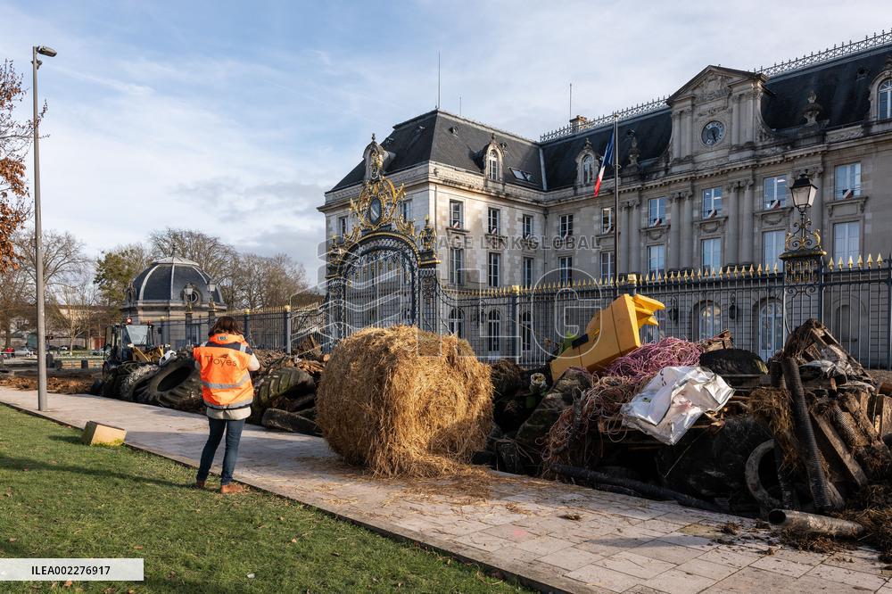 Cleaning Up After Farmers' Protests - Troyes