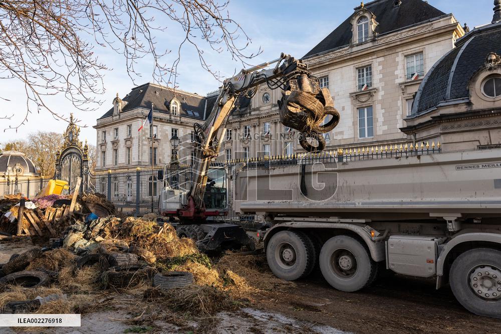 Cleaning Up After Farmers' Protests - Troyes