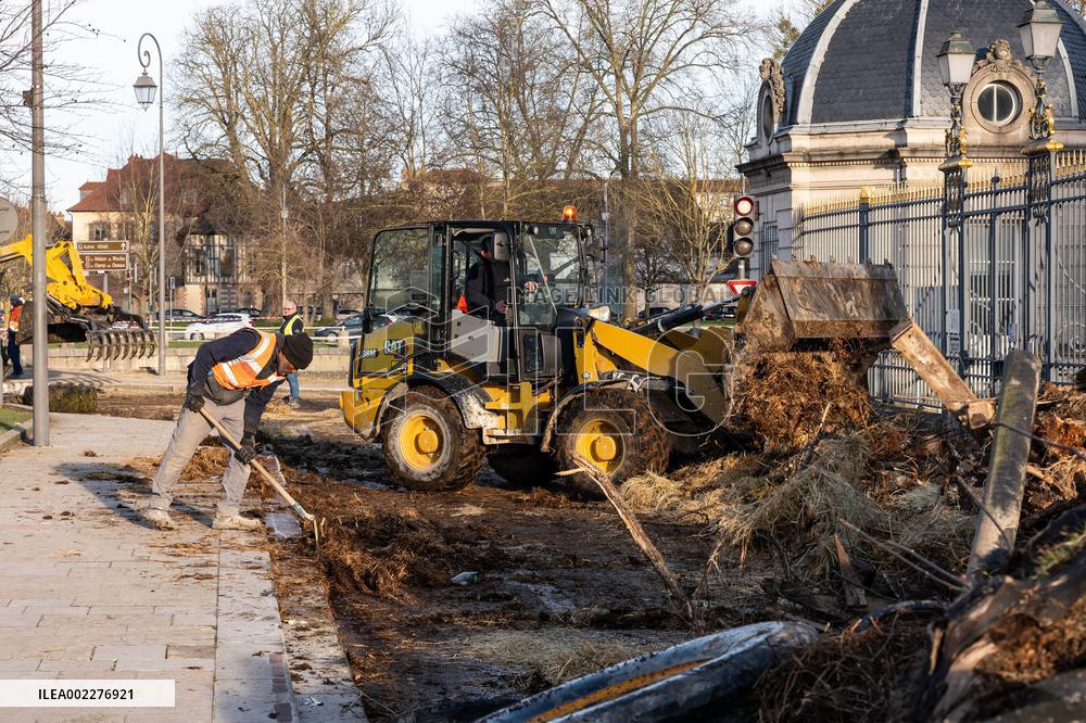 Cleaning Up After Farmers' Protests - Troyes