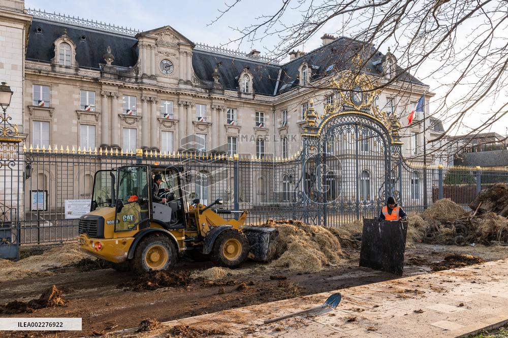 Cleaning Up After Farmers' Protests - Troyes