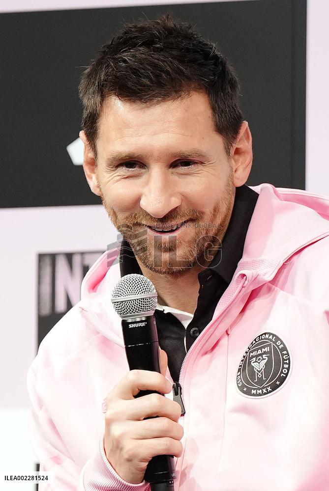 Football: Messi in Tokyo for friendly