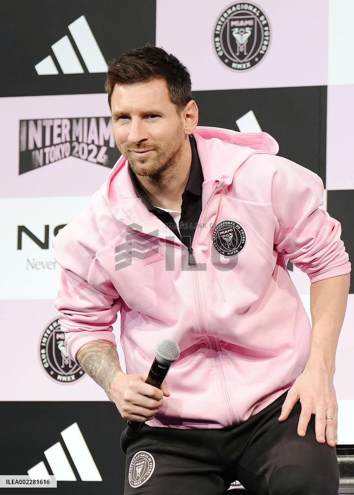 Football: Messi in Tokyo for friendly