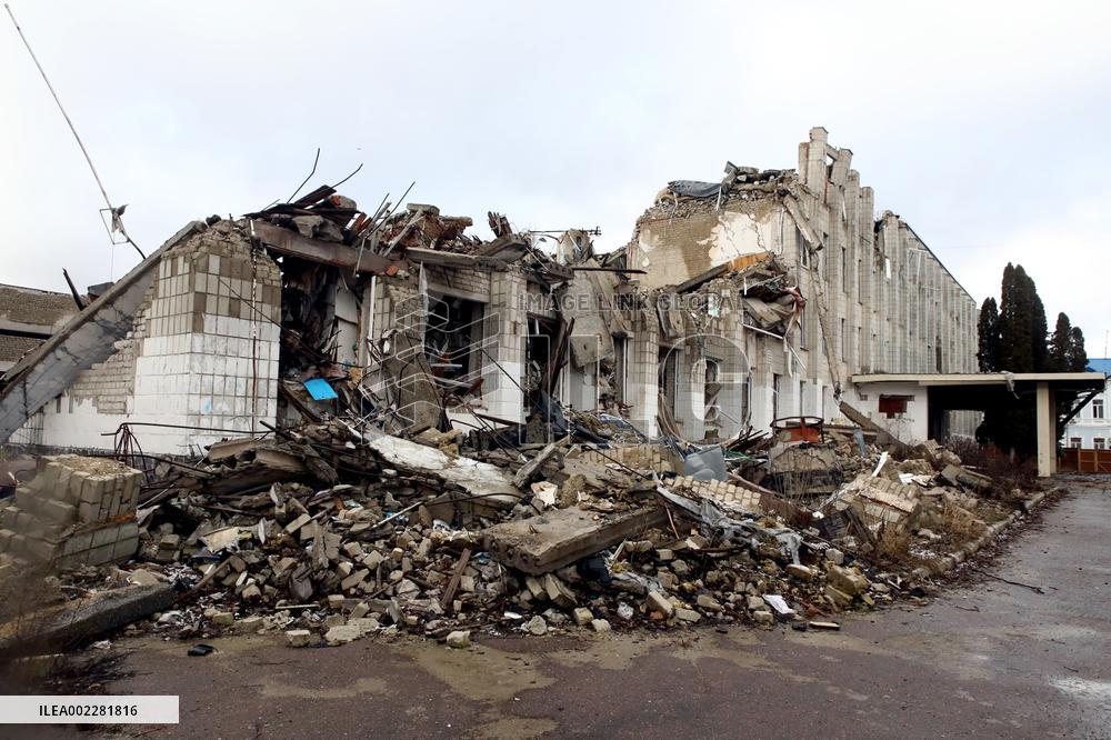 Delegations of Ukraine, Portugal and Estonia inspect destroyed lyceum no.23 in Zhytomyr