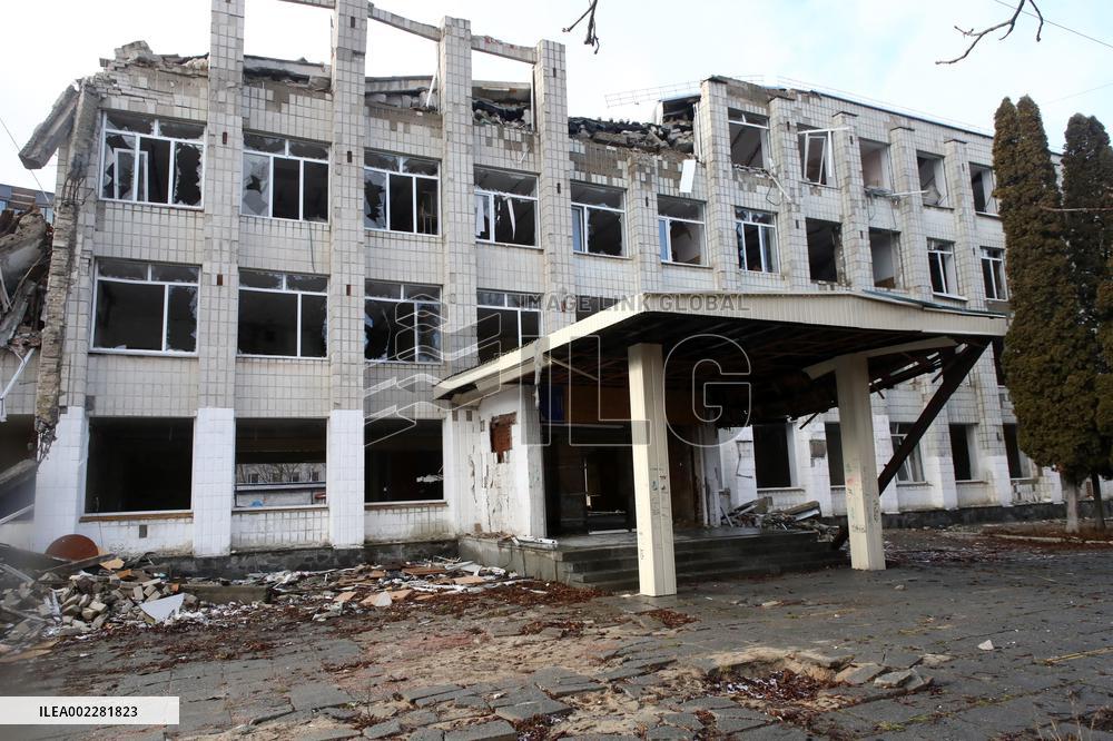 Delegations of Ukraine, Portugal and Estonia inspect destroyed lyceum no.23 in Zhytomyr