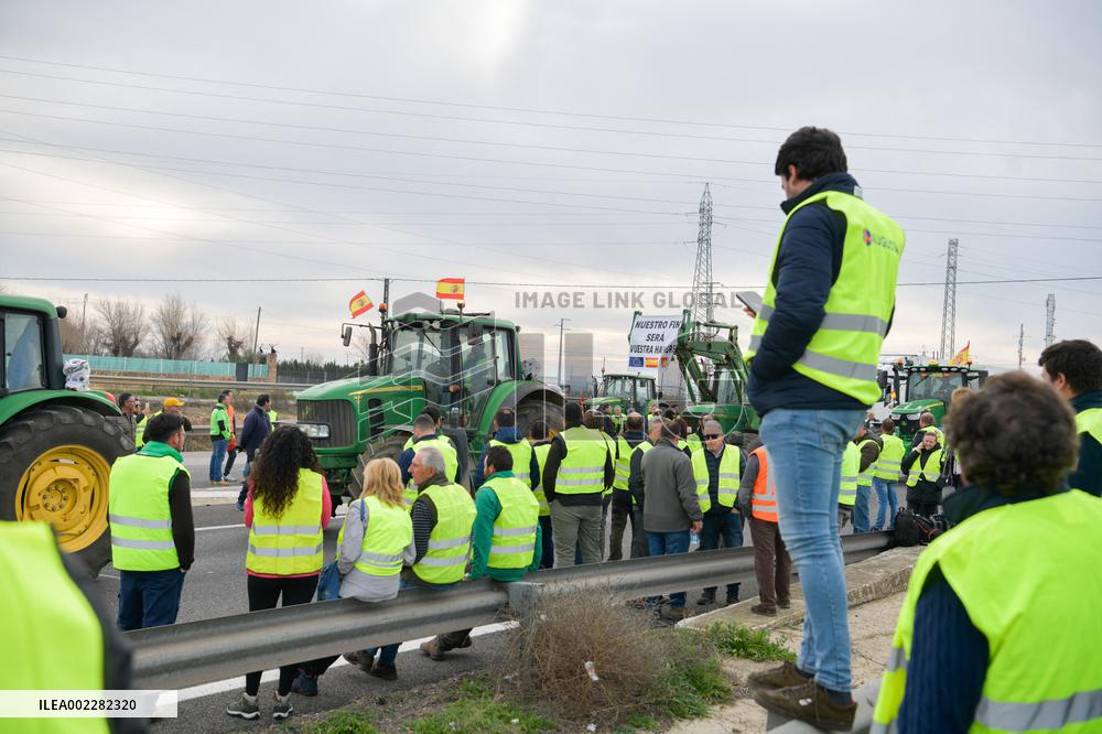 Tractors Block Spanish Roads To Demand Improvements In The Sector