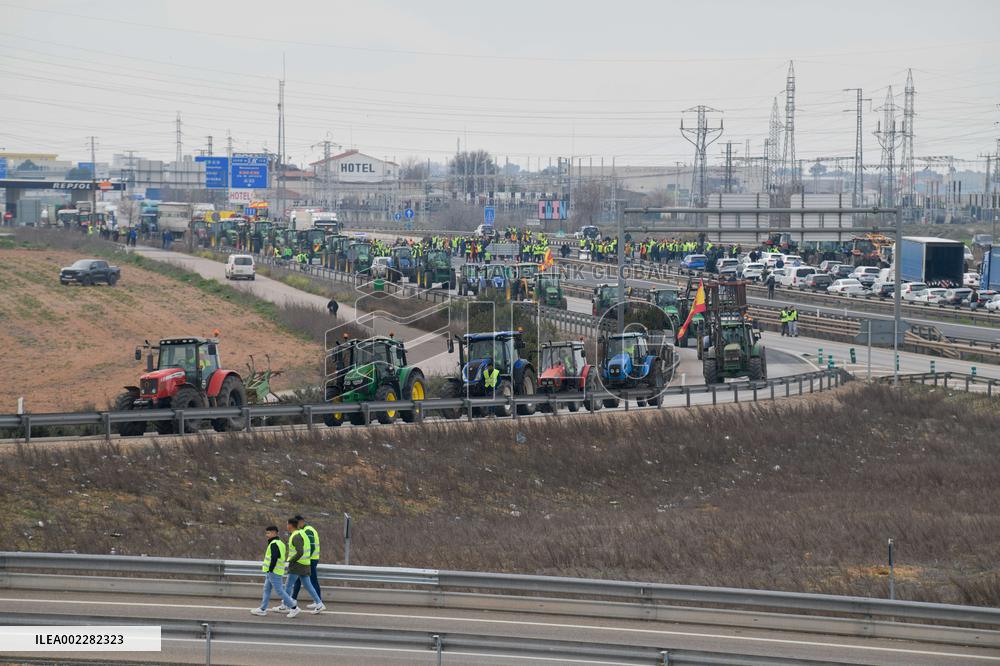 Tractors Block Spanish Roads To Demand Improvements In The Sector
