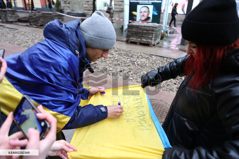 Volunteer blogger Petro Skrypka runs marathon to support army