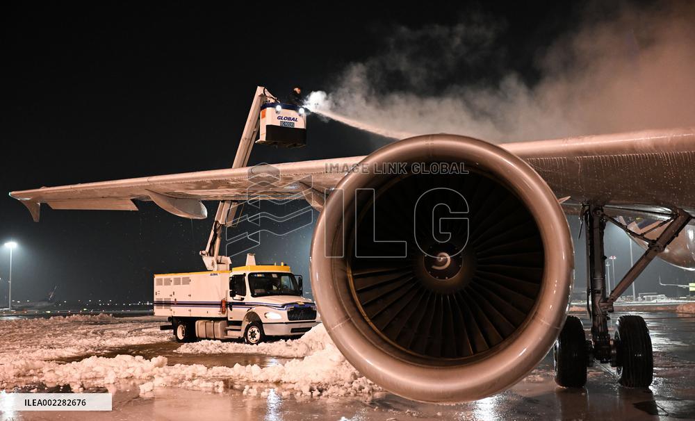 CHINA-HUBEI-WUHAN-AIRPLANE-ICE REMOVAL (CN)