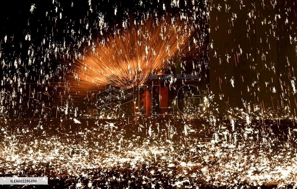 Folk Artists Perform Traditional Fireworks in Handan