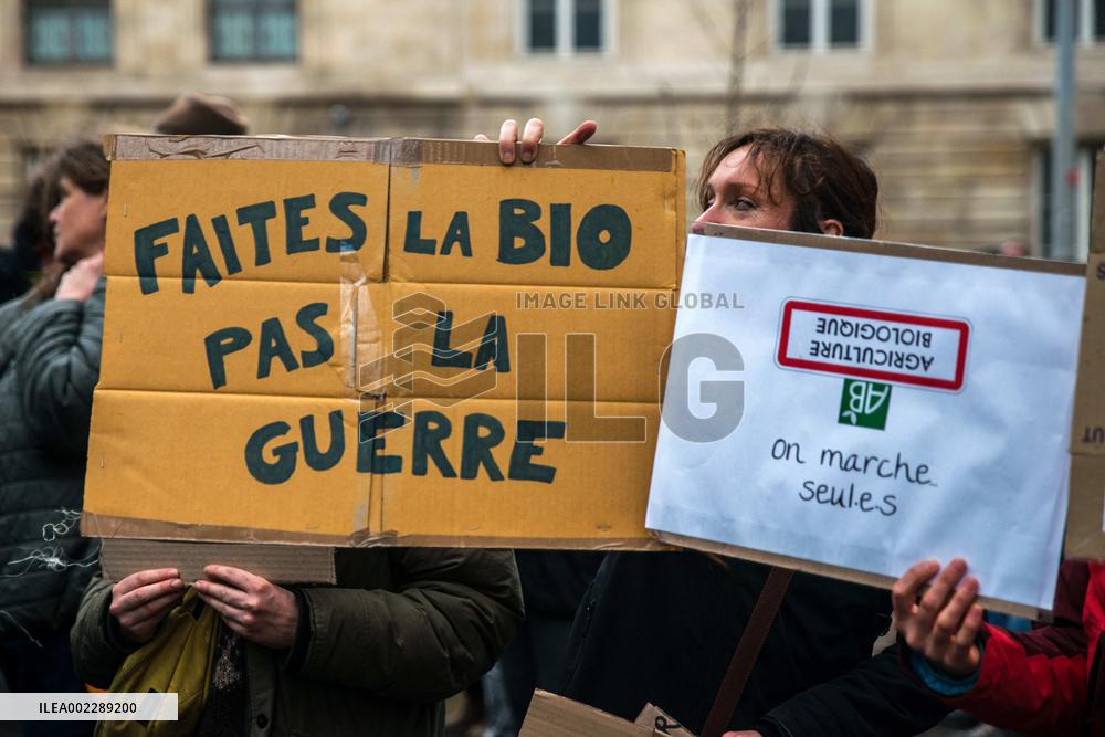 Rally Of Organic Farmers In Front Of The National Assembly - Paris