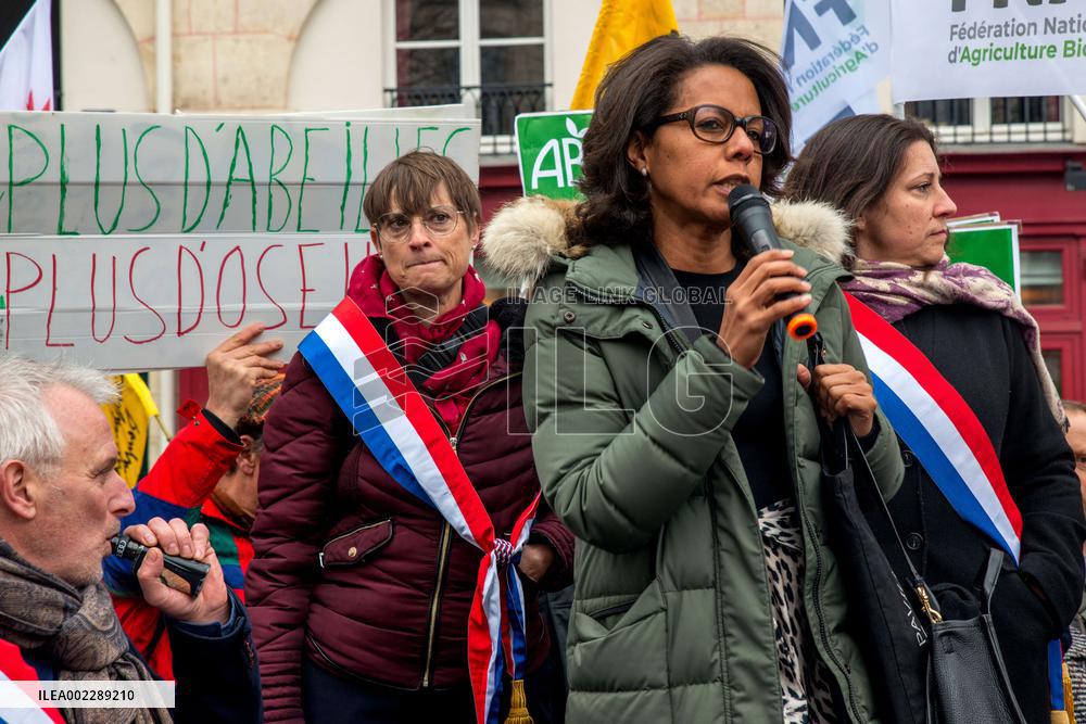 Rally Of Organic Farmers In Front Of The National Assembly - Paris