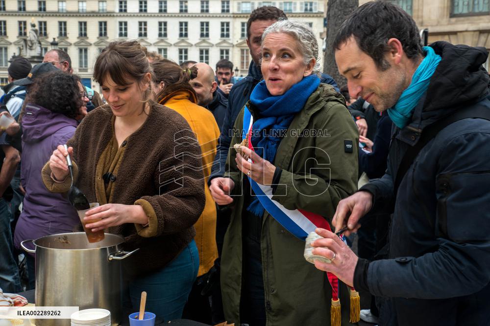 Rally Of Organic Farmers In Front Of The National Assembly - Paris