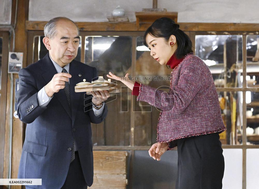 Princess Kako visits Arita pottery shop