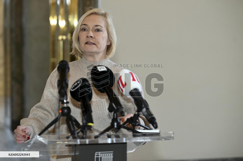 Sisäministeri Mari Rantanen median tavattavissa liittyen rajaylistysliikenteeseen