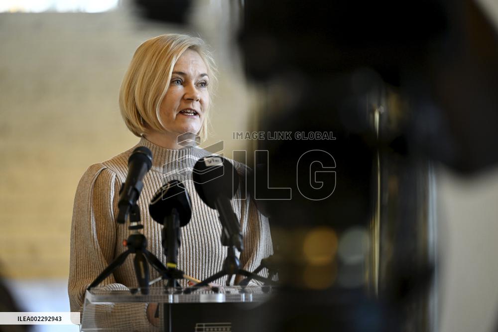 Sisäministeri Mari Rantanen median tavattavissa liittyen rajaylistysliikenteeseen