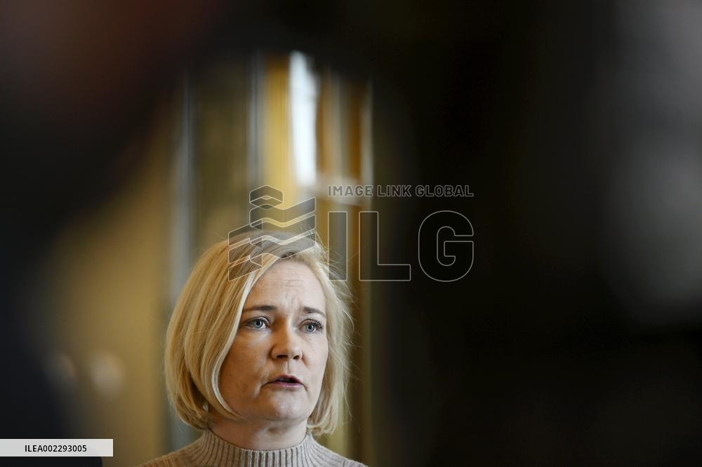 Sisäministeri Mari Rantanen median tavattavissa liittyen rajaylistysliikenteeseen