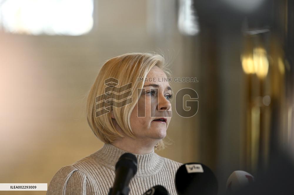 Sisäministeri Mari Rantanen median tavattavissa liittyen rajaylistysliikenteeseen