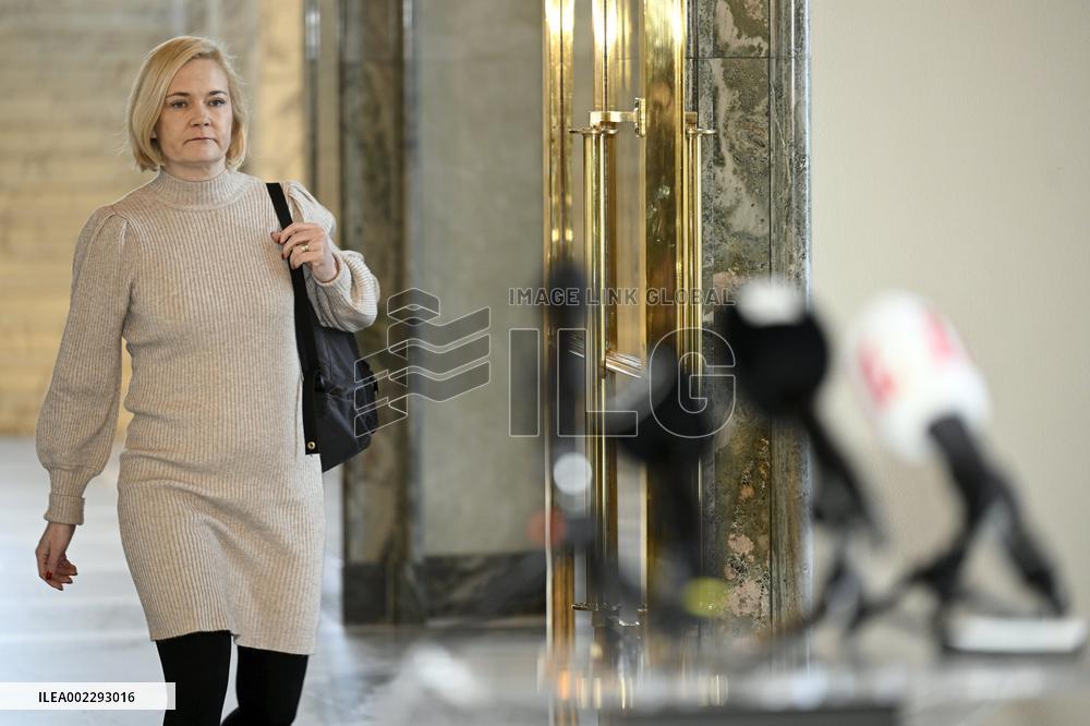 Sisäministeri Mari Rantanen median tavattavissa liittyen rajaylistysliikenteeseen