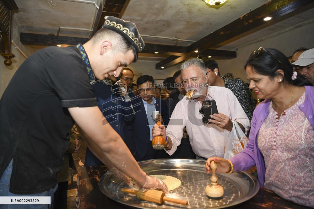 CHINA-XINJIANG-ENVOYS-VISIT (CN)