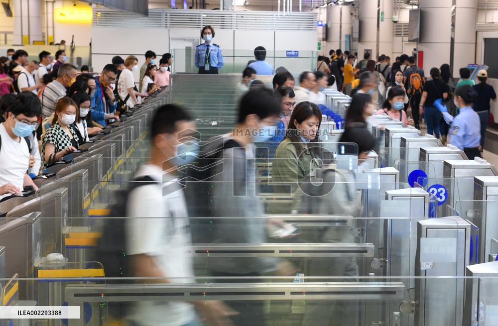 CHINA-GUANGDONG-SHENZHEN-LABOR DAY-TRAVEL RUSH (CN)