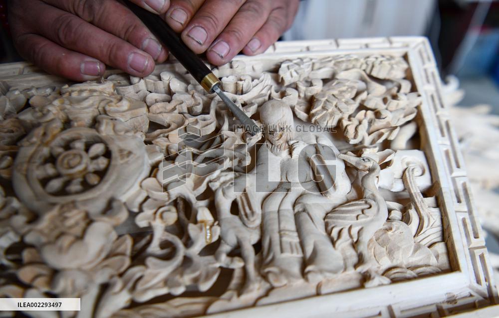 (InTibet)CHINA-TIBET-LHASA-WOODCARVING-CRAFTSMAN (CN)
