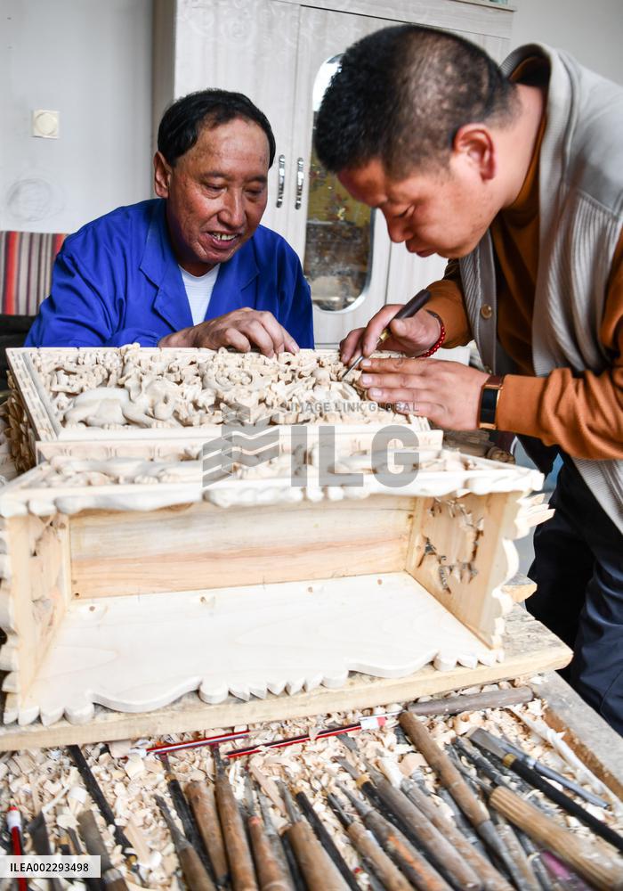 (InTibet)CHINA-TIBET-LHASA-WOODCARVING-CRAFTSMAN (CN)