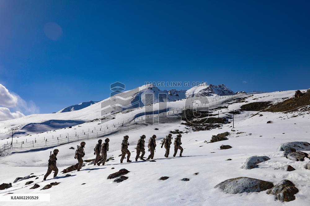 CHINA-XINJIANG-KHUNJERAB-SOLDIERS (CN)
