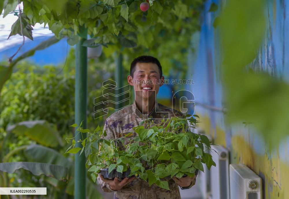 CHINA-XINJIANG-KHUNJERAB-SOLDIERS (CN)