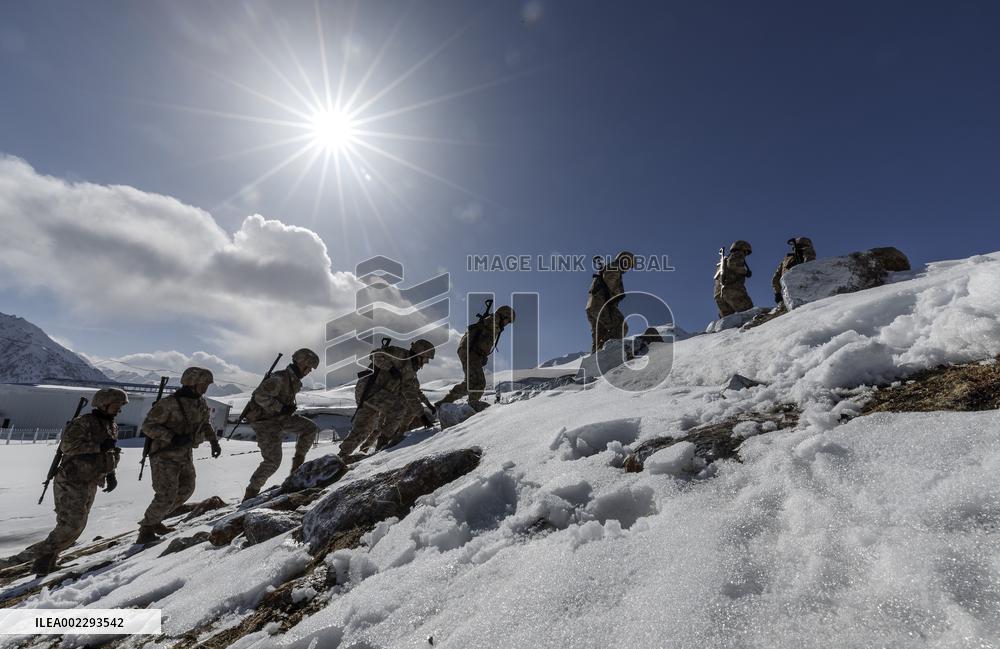 CHINA-XINJIANG-KHUNJERAB-SOLDIERS (CN)