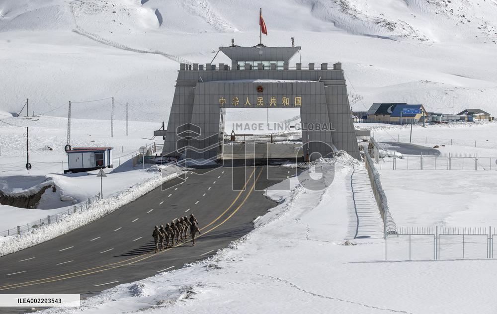 CHINA-XINJIANG-KHUNJERAB-SOLDIERS (CN)