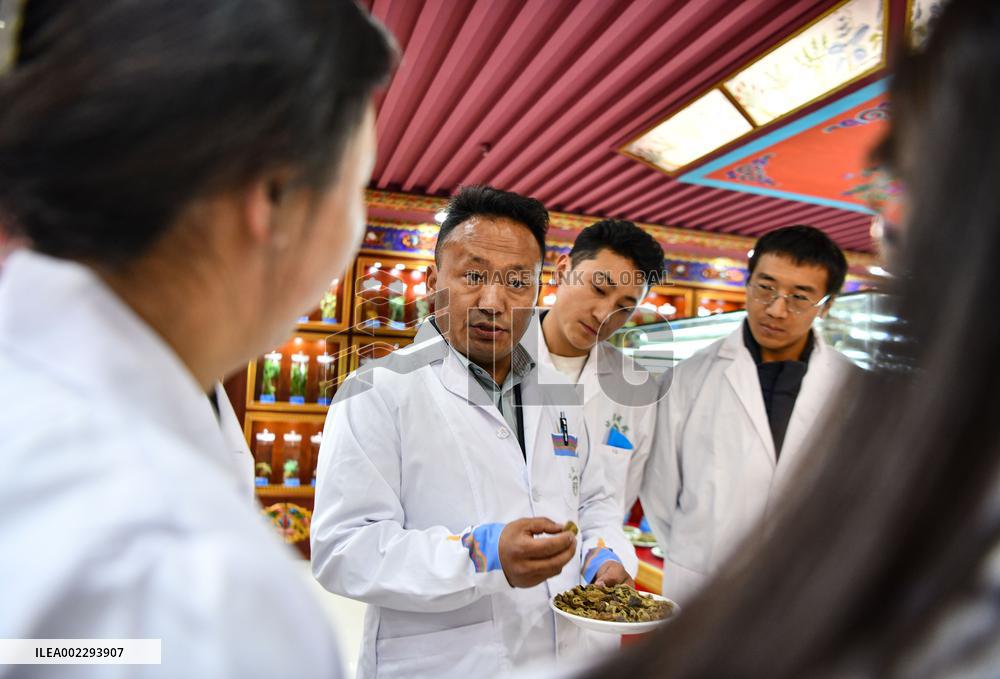(InTibet)CHINA-TIBET-TIBETAN MEDICINE-PRACTITIONER (CN)