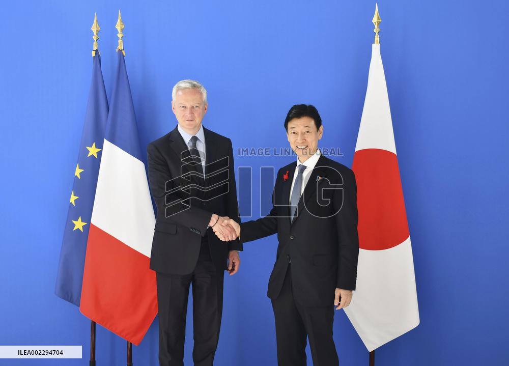 Japan economy minister Nishimura in Paris