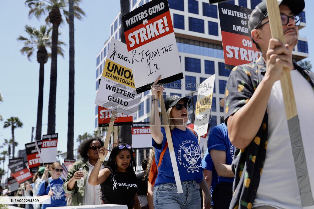 U.S.-LOS ANGELES-ENTERTAINMENT WRITERS-STRIKE