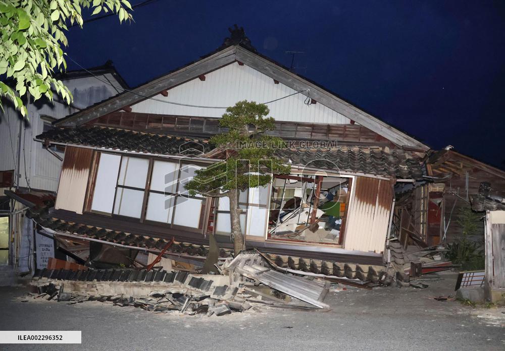 Powerful quake in central Japan