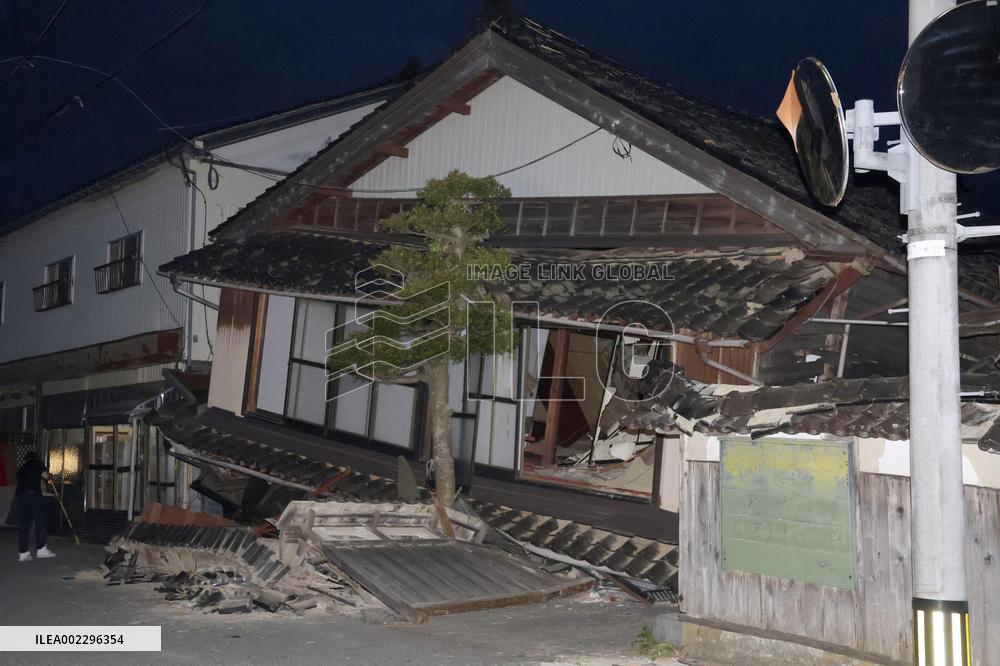 Powerful quake in central Japan