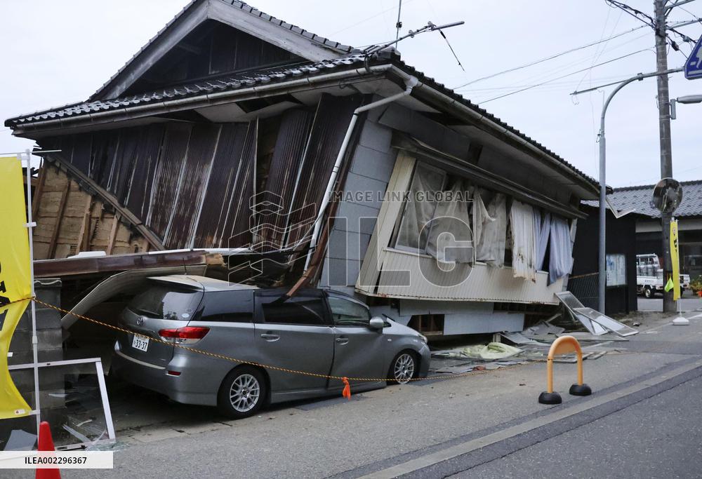 Powerful quake in central Japan