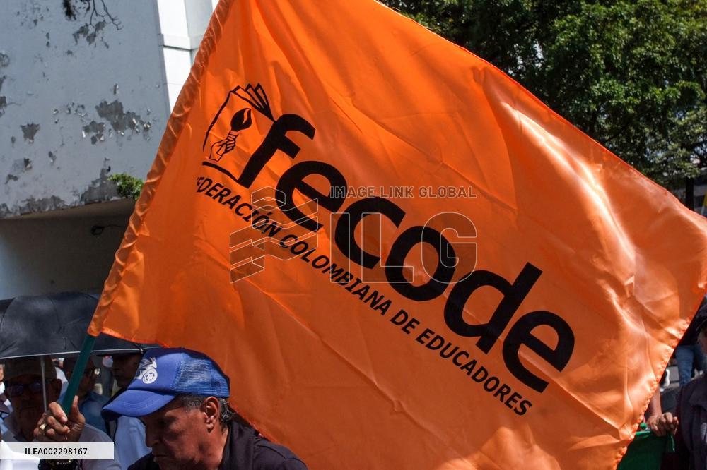 Supporters of President Gustavo Petro Demand for the Election of a New Prosecutor in Colombia