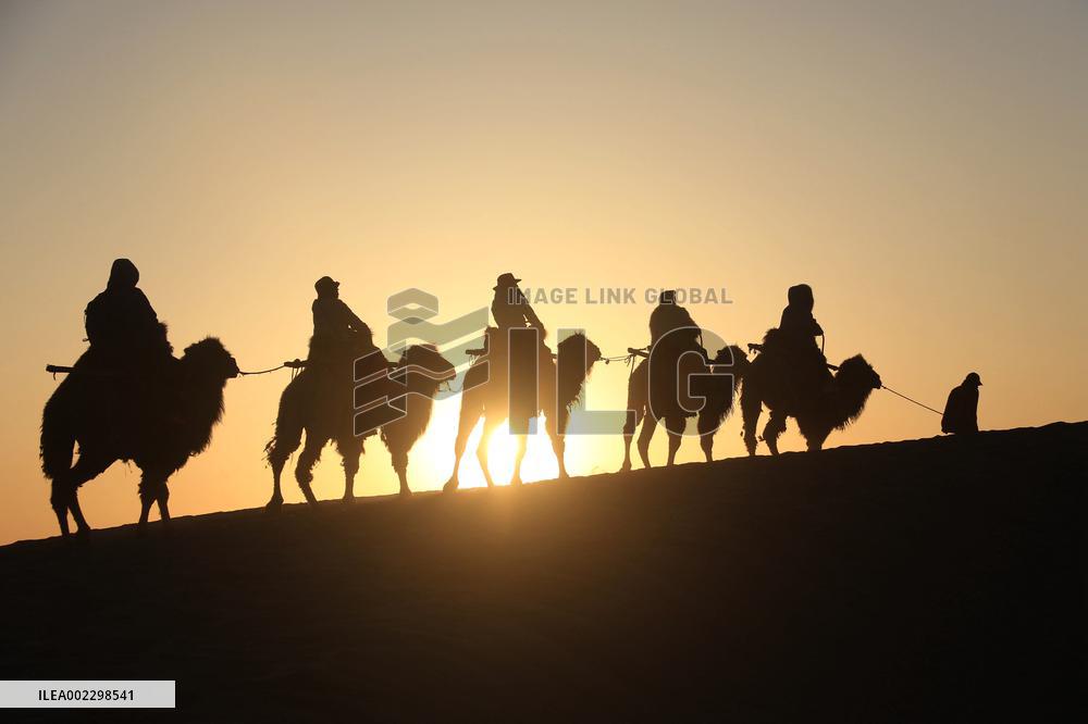 Xinhua Headlines: Holiday spending mirrors China's economic vitality, boosts global growth confidence