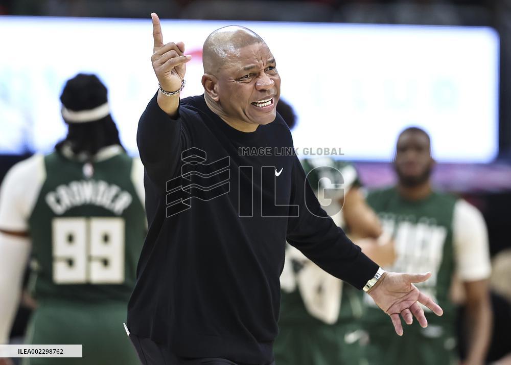 (SP)U.S.-MILWAUKEE-BASKETBALL-NBA-BUCKS VS TIMBERWOLVES