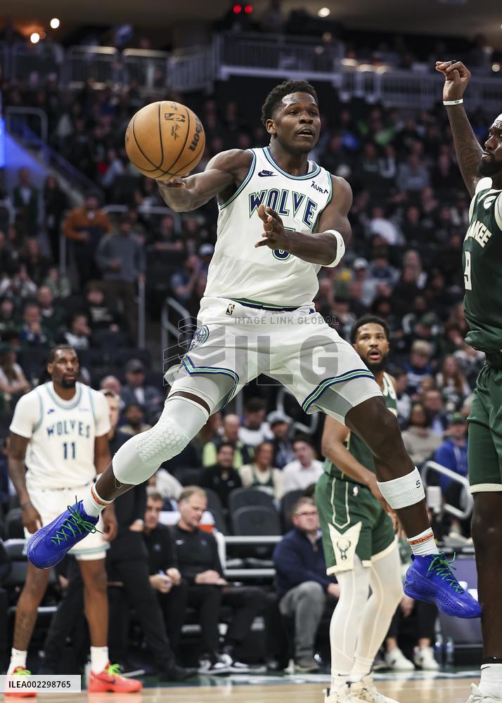 (SP)U.S.-MILWAUKEE-BASKETBALL-NBA-BUCKS VS TIMBERWOLVES