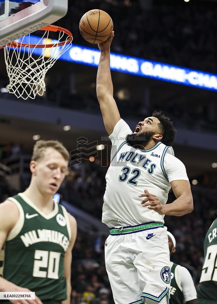 (SP)U.S.-MILWAUKEE-BASKETBALL-NBA-BUCKS VS TIMBERWOLVES