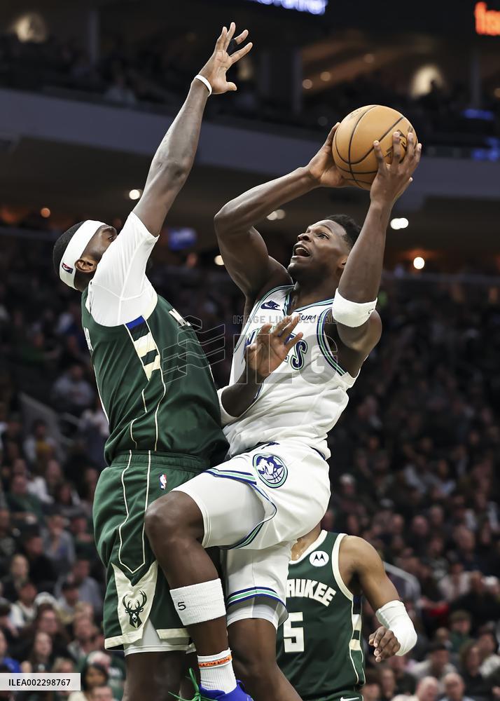 (SP)U.S.-MILWAUKEE-BASKETBALL-NBA-BUCKS VS TIMBERWOLVES