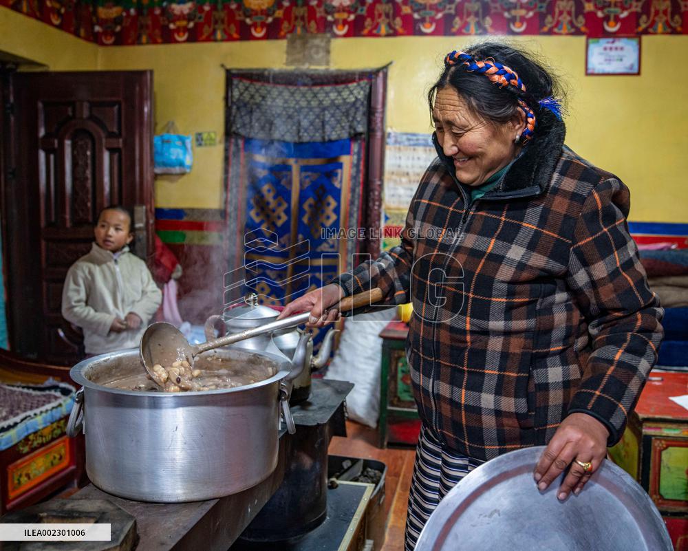 (InTibet) CHINA-XIZANG-DAMXUNG-GUTU EVE-FEAST (CN)