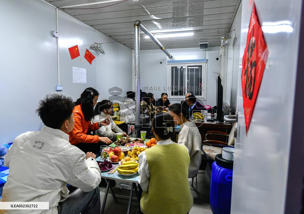 CHIHA-GANSU-QUAKE-AFFECTED RESIDENTS-LUNAR NEW YEAR (CN)