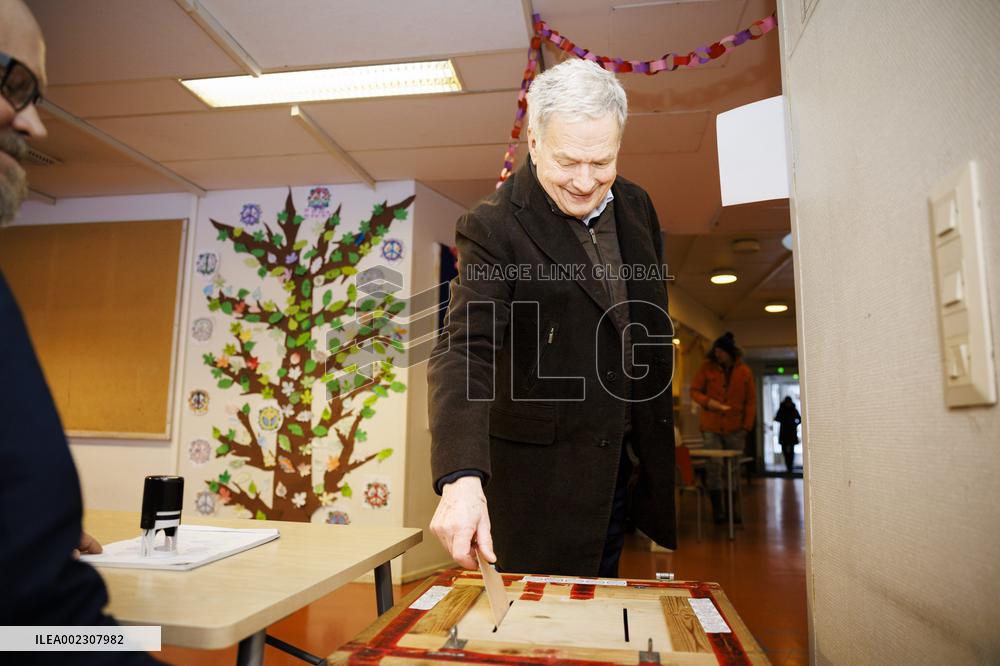 Finnish presidential election, second round, Finnish president votes
