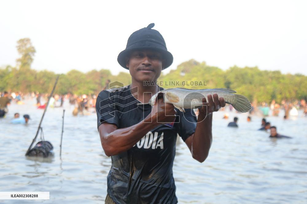 CAMBODIA-SIEM REAP-TRADITIONAL FISHING FESTIVAL