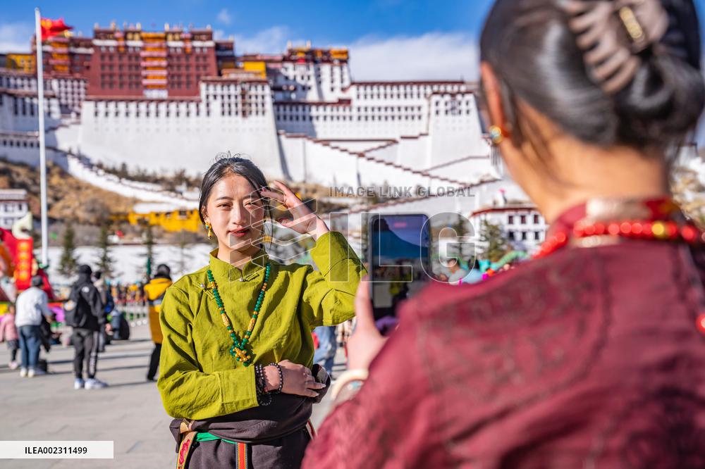 XINHUA PHOTOS OF THE DAY