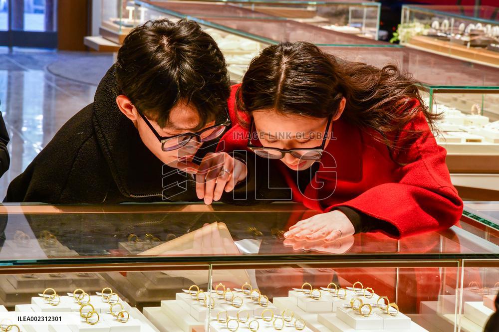 Xinhua Headlines: China's young generation powering gold rush